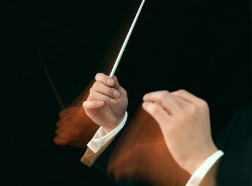 Yeni gelen CEO’nun ‘reorganizasyon’ tutkusu bir fiyaskoyla sonuçlanmıştı!  Çünkü yapı ile performans arasındaki ilişkiyi baştan aşağı yanlış anlamıştı...